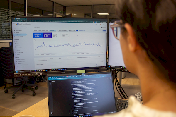 Développeur analysant les indicateurs de performance des campagnes SEO et SEA