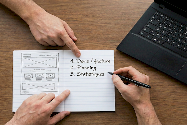 Client définissant ses priorités lors de l'analyse des besoins pour son logiciel de gestion