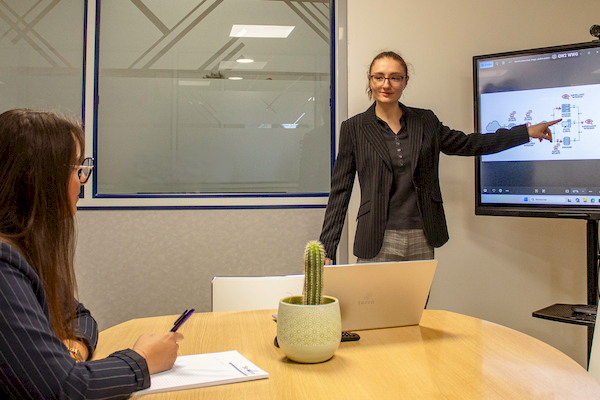 Responsable projet expliquant avec pédagogie les risques de cybersécurité du parc informatique client