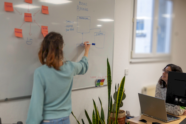 Deux développeurs en phase d'analyse et de conception technique d'un projet web dans nos bureaux