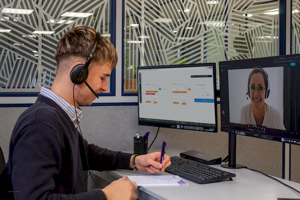 Développeur en visioconférence accompagnant une cliente sur son projet e-commerce sur mesure