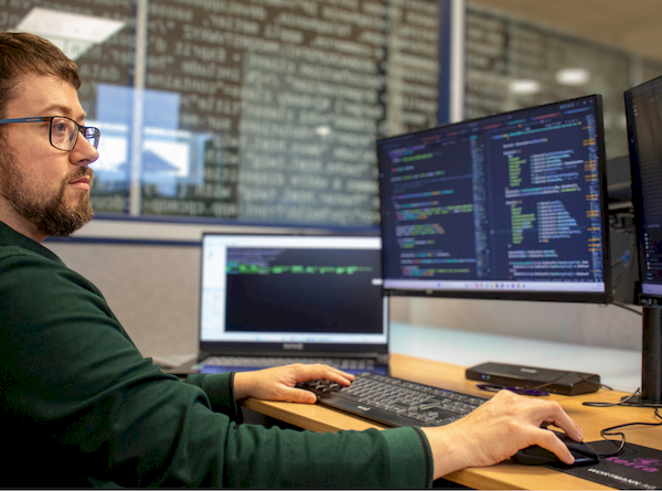 Développeur effectuant le paramétrage technique d'une solution logicielle SaaS évolutive pour entreprise