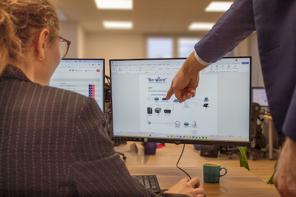 Responsables projets élaborant la cartographie et l'architecture du parc informatique client