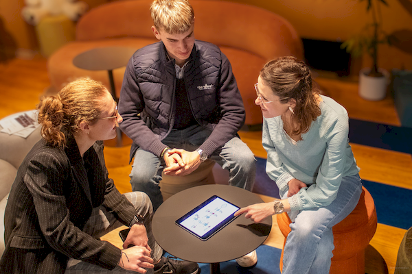 Réunion de travail collaborative entre techniciens et développeurs sur l'hébergement web