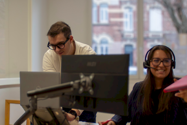 Technicien en intervention garantissant la continuité d'activité des équipes qui collaborent