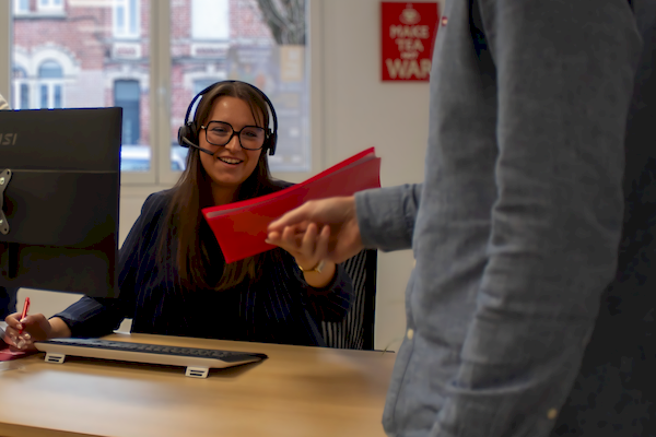 Équipe de clients collaborant avec le sourire