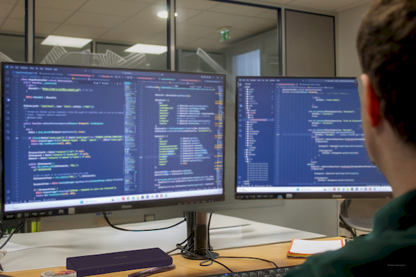 Développeur travaillant sur l'optimisation technique SEO du code source d'un site web