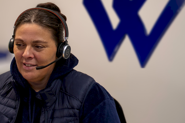 Collaboratrice support traitant la demande client pour la transmettre au technicien internet