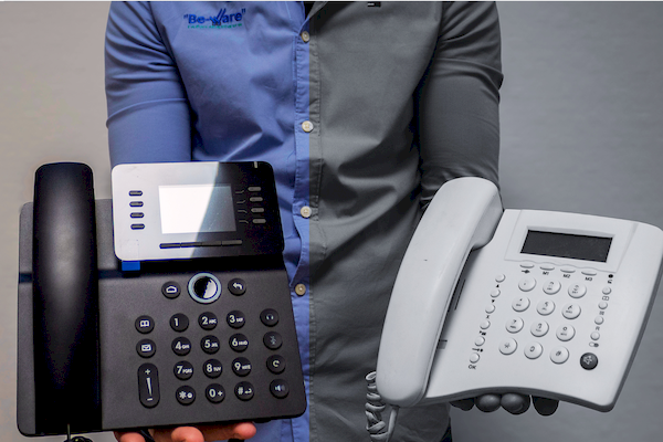 Illustration modernisation téléphonie : ancien combiné obsolète face à une solution IP moderne