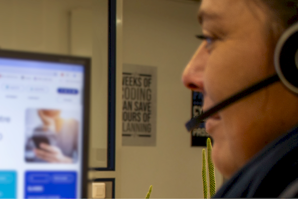 Collaboratrice équipée d'un casque utilisant une solution de téléphonie IP professionnelle